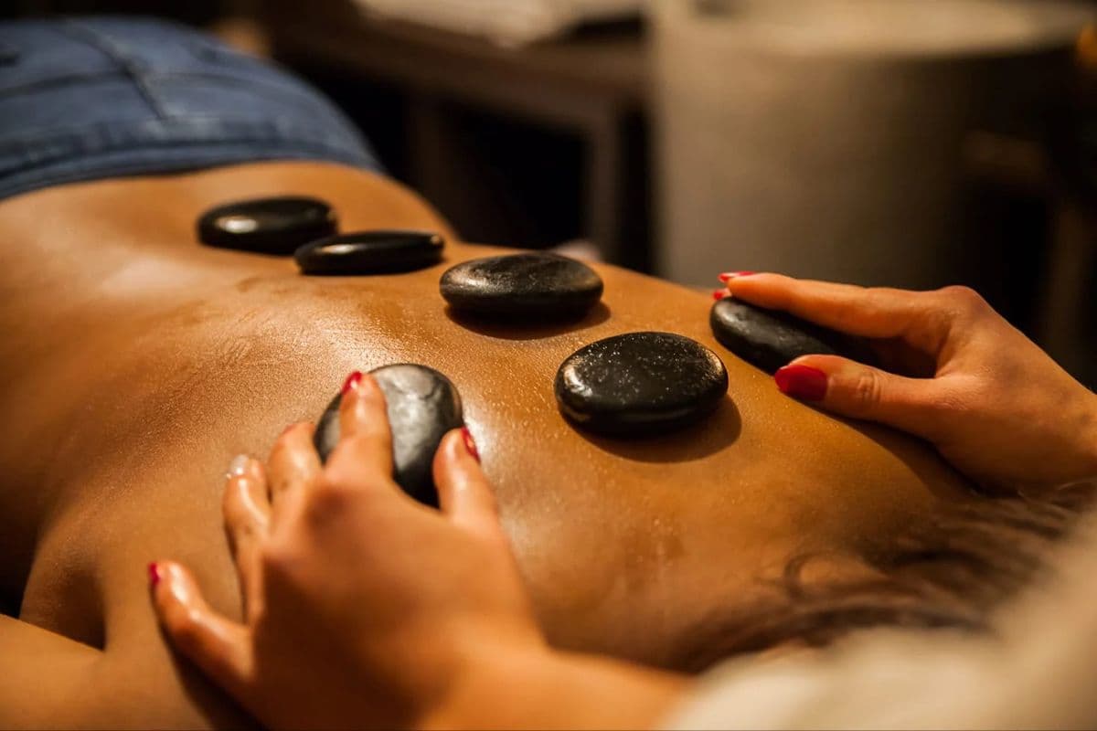 Masaje con Piedras Calientes